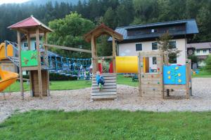 Children's play area sa Ferienhof Osl