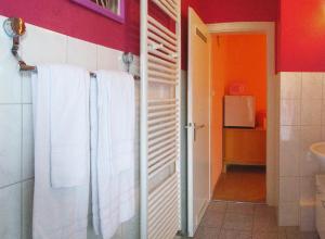 ヴァイル・アム・ラインにあるFerienwohnung Grimmerのバスルーム(白いタオル付) +14枚の写真