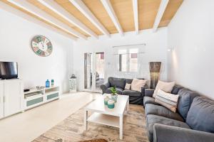 a living room with a couch and a table at CAN REGALAT - Casa amb piscina a Artà in Artá