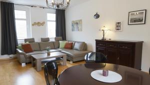 a living room with a couch and a table at Bryza Homes - Villa Linde - Parkplatz - Ahlbeck - Patio in Ahlbeck