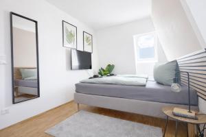 a bedroom with a bed and a mirror at Larooms Merseburg - Apartment CS01 - 3 Zimmer, 7 Betten, 2 Bäder, 2 Parkplätze, Balkon & Aufzug in Merseburg