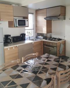 A kitchen or kitchenette at Mobil-homes proche des plages