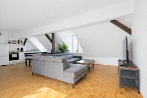 a living room with a couch and a flat screen tv at Larooms Merseburg - Apartment NP62 - ServiceApartment für Geschäftsreisende in Merseburg +7 photos