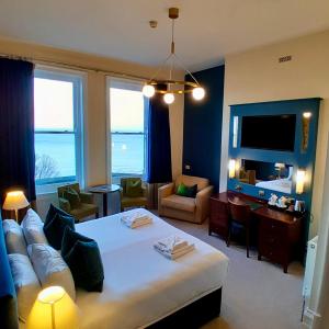 ein Zimmer mit einem Bett und einer Couch und ein Wohnzimmer in der Unterkunft Weston Hotel in Scarborough + 119 Fotos