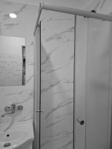 a bathroom with a shower and a sink at Apartament Medina in Dej
