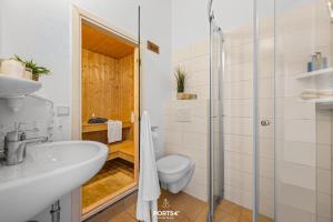 a bathroom with a toilet and a sink and a shower at Ferienhaus Bergoase - Sankt Andreasberg im Harz in Sankt Andreasberg +24 photos