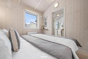 a bedroom with a large bed and a window at Ferienhaus Bergoase - Sankt Andreasberg im Harz in Sankt Andreasberg