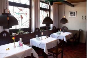 A restaurant or other place to eat at BoardingHouse N22 Oberboihingen