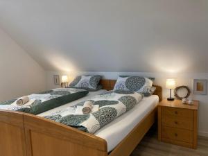 two twin beds in a bedroom with two lamps at Andi's Auszeit in Dörpen