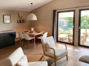 a kitchen and dining room with a table and chairs at de Relliner Hüs in Heringsdorf