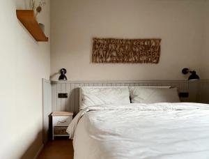 a bedroom with a bed with a white comforter at de Relliner Hüs in Heringsdorf