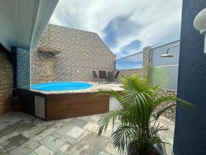 a jacuzzi tub in a house with a patio at Cobertura Premium com Piscina Exclusiva in Guarujá