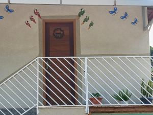 a house with a front door with a white fence at Casa Nas Montanhas Capixabas in Domingos Martins