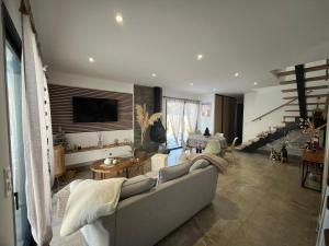 a living room with a couch and a tv at Maison familiale La Casa de la Cayote in Formiguères