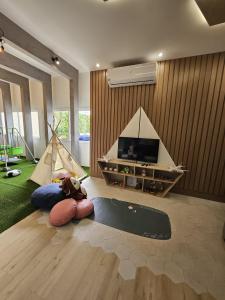 a living room with a teddy bear laying on the floor at Prainha Sand Beach Arraial do Cabo in Arraial do Cabo