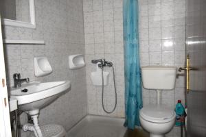 un bagno con WC, lavandino e doccia di SeasoundStudios ad Agios Stefanos
