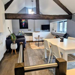 eine Küche und ein Wohnzimmer mit Tisch und Stühlen in der Unterkunft La Petite Maison de Vernon-Giverny, gîte cosy avec jardin à 7 min de Giverny, Sauna, Wifi, parking gratuit dans la rue, calme in Vernon