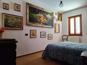 a bedroom with a painting hanging on a wall at Giagio & Aceto in Larciano