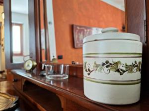 a pot sitting on top of a wooden table at Giagio & Aceto in Larciano