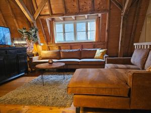 a living room with a couch and a table at Gasthuis Het Monument in Steenwijk