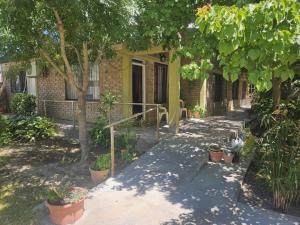 a brick building with plants in front of it at Casita de Frasca in San José de Jáchal