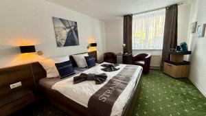a hotel room with a large bed in a room at Strand-Hotel Lobbe in Lobbe