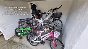 a group of bikes parked next to a wall at C'Amunin Casa Vacanze in Chiuro