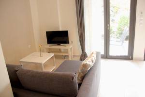 Televízia a/alebo spoločenská miestnosť v ubytovaní Polychrono Apartments