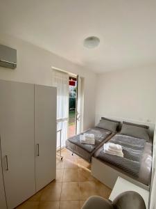 a bedroom with a bed and a closet and a door at Appartamento Giardino Verde in Baveno