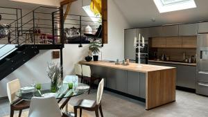 a kitchen and dining room with a table and chairs at Casa Mypi in Reinhardsmunster