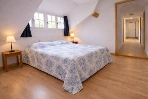a bedroom with a bed and two lamps and a hallway at Gîte Le Haut-Perché, 4 personnes in Saint-Gervais-la-Forêt