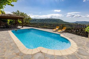 ein Swimmingpool mitten auf einer Terrasse in der Unterkunft Refuge au Monteillet in Saint-Gineis-en-Coiron