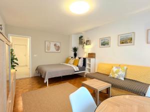 a small living room with a bed and a couch at Wohlfühl Apartment Bad Reichenhall nahe Salzburg in Bad Reichenhall