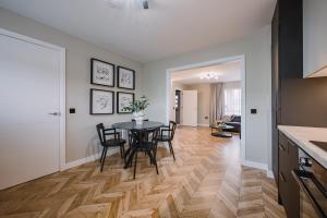 a kitchen and dining room with a table and chairs at JW Canmore ApartHouse in Glasgow