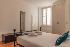 a bedroom with a large bed and a mirror at Appartamento Bianca in Bellagio