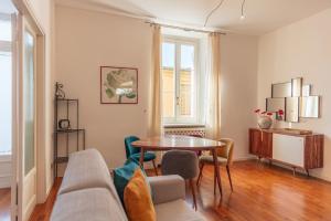a living room with a table and a couch at Appartamento Bianca in Bellagio