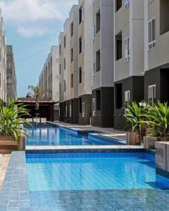 a large swimming pool in the middle of a building at Apartamento completo com lazer in João Pessoa