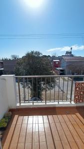 a balcony with a view of a parking lot at Excelente Departamento en Calle 44 - Deptos Apolo in Las Toninas
