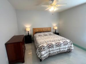 a bedroom with a bed and a ceiling fan at Joel's Place in Lake Wales +5 photos