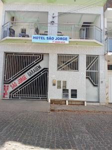 a building with a hotelosa sao jorge sign on it at Hotel São Jorge in Brumado