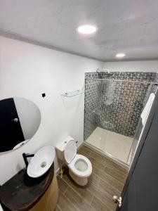 ein Badezimmer mit Toilette und Dusche in der Unterkunft Toba hotel in Ibagué + 37 Fotos