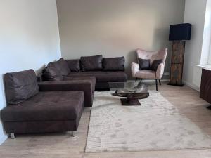 a living room with a couch and a chair at Güden Pearl Bhaven Deck 6 ,Exklusive große Wohnung,Hochwertige Ausstattung,Privatparkplatz & Carport,Großer Garten mit Gartenhaus,Langzeitaufenthalt in Bremerhaven