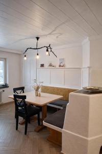 a living room with a table and a dining room at Stadtappartement Saalfelden in Saalfelden am Steinernen Meer