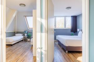 a room with two beds and a window at Zilt in Hollum