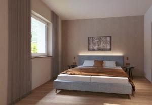 ein Schlafzimmer mit einem Bett und einem Fenster in der Unterkunft MENA Guesthouse in Marling + 31 Fotos