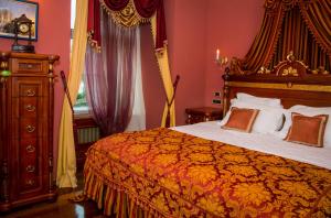 Hotel Leopold I في نوفي ساد: غرفة نوم بسرير كبير وخزانة