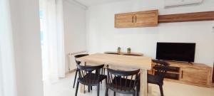 a dining room with a table and chairs and a television at Piso 3 habitaciones en Pescadores, 6 in Peniscola