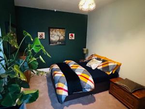 ein Schlafzimmer mit einem Bett und einer grünen Wand in der Unterkunft Murray Road in Rugby