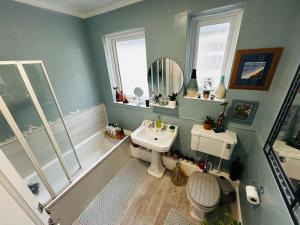 ein Badezimmer mit Badewanne, Waschbecken und Toilette in der Unterkunft Murray Road in Rugby