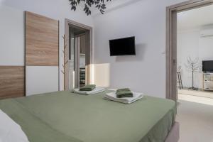 a bedroom with a bed with two towels on it at Azura creta in Gra Liyiá